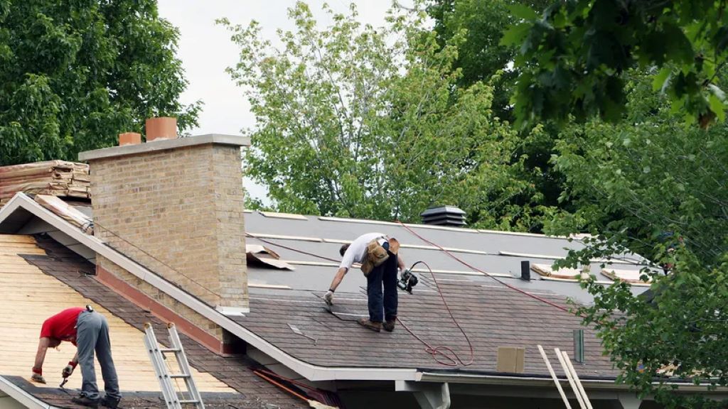 Does hosing the roof cool the house?