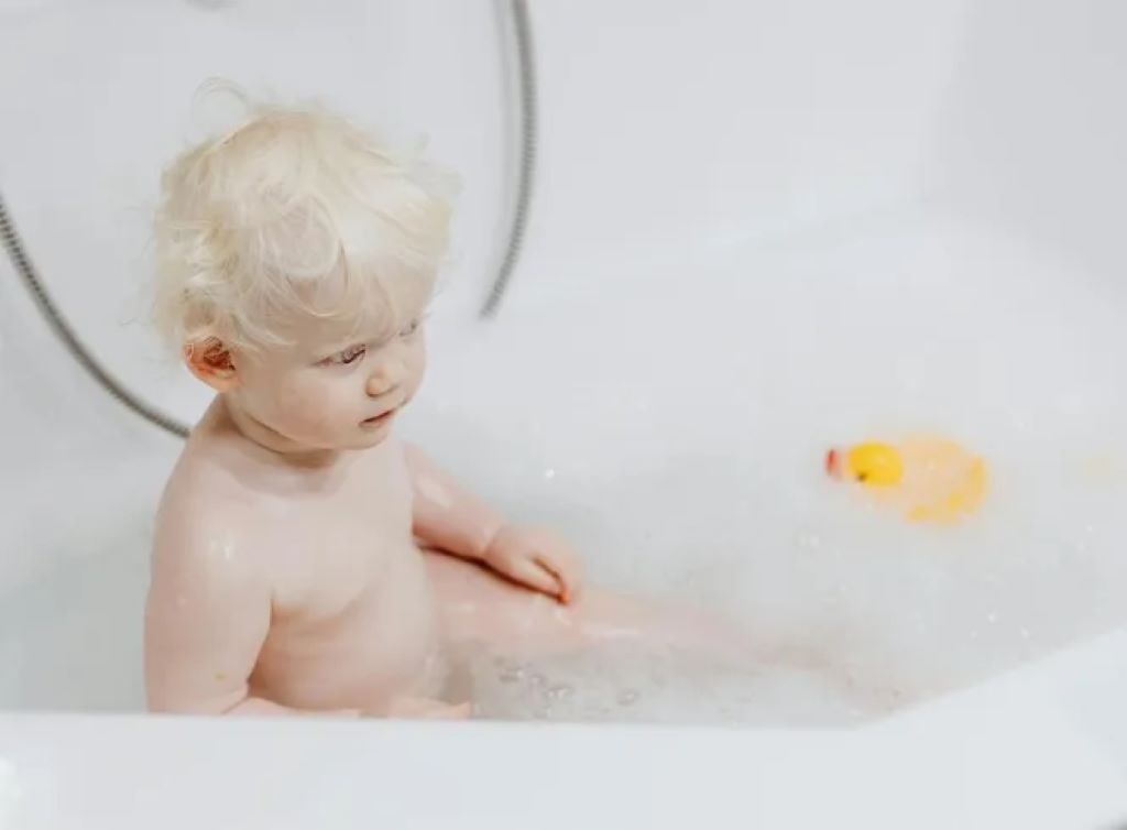 What is the best room temperature for a baby bath?