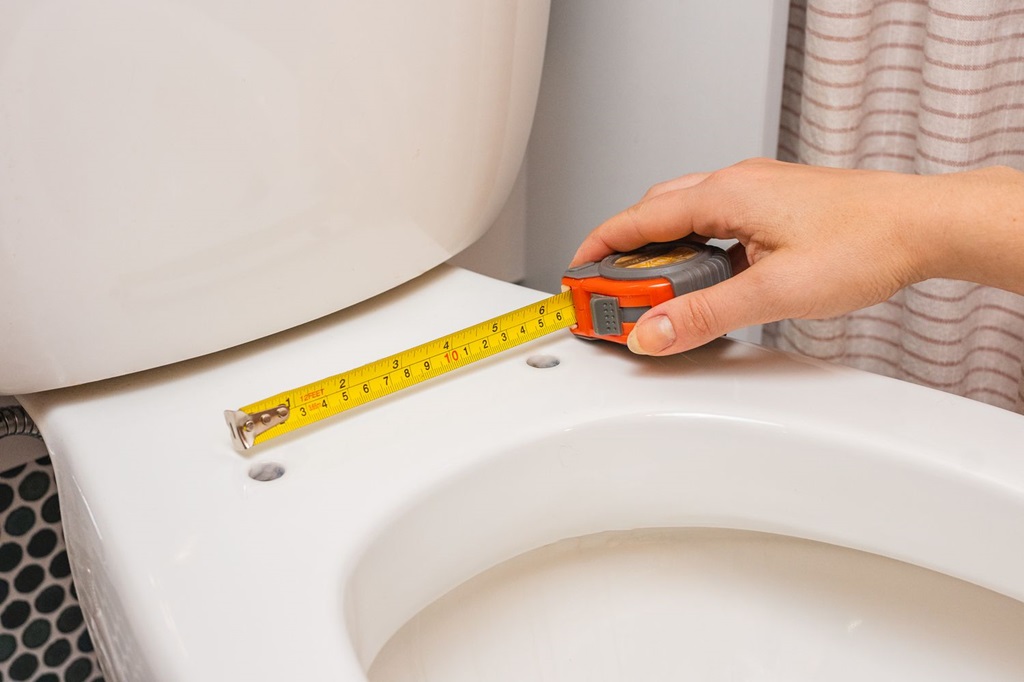 How do you measure a toilet seat fixing?