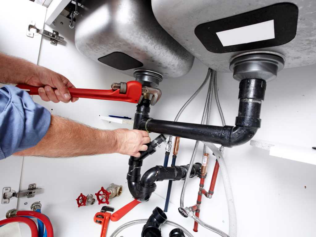 What is the average day rate for a plumber in London