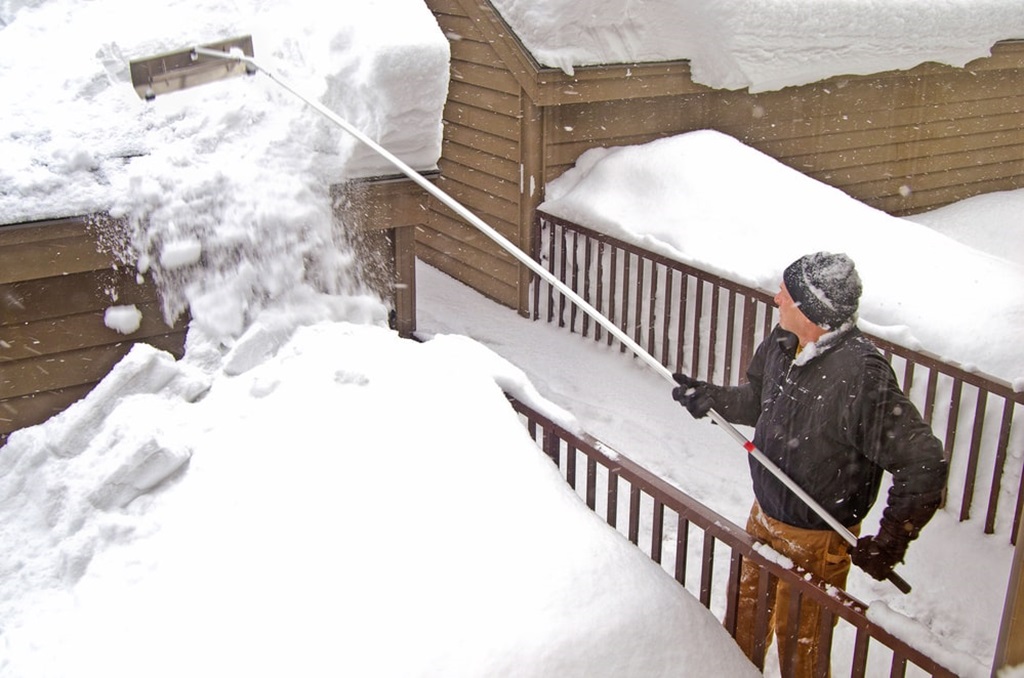 How to clear snow from a roof?