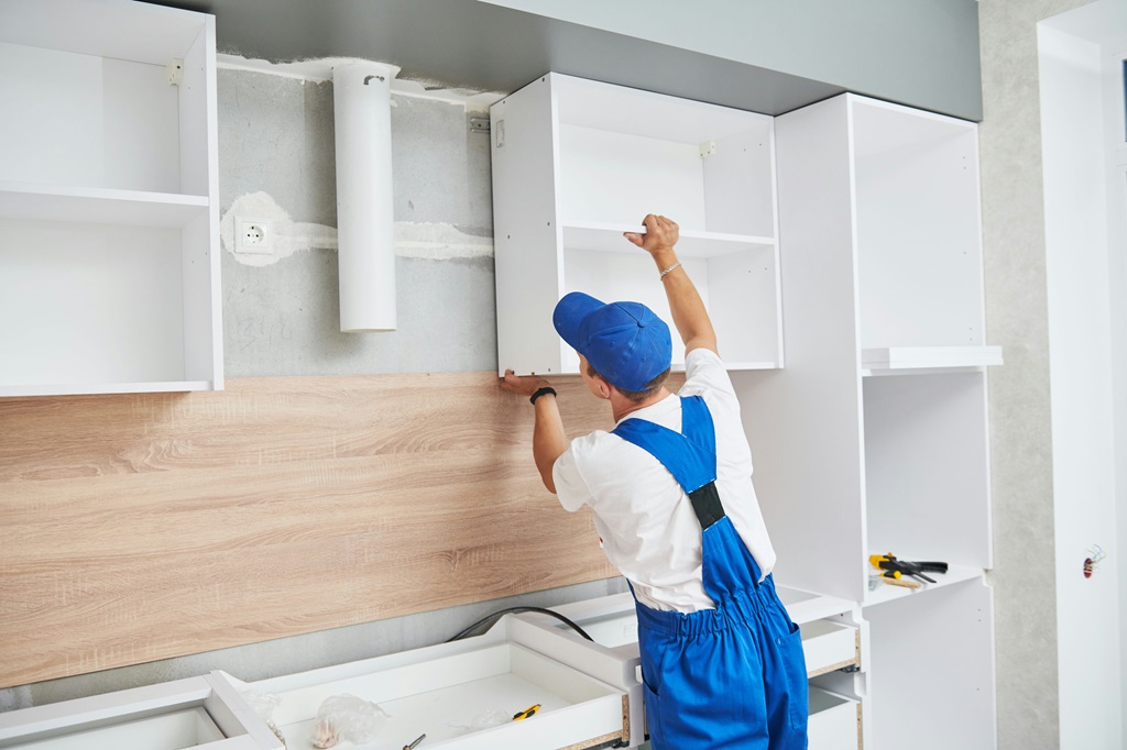 What is the average labor cost to install kitchen cabinets?